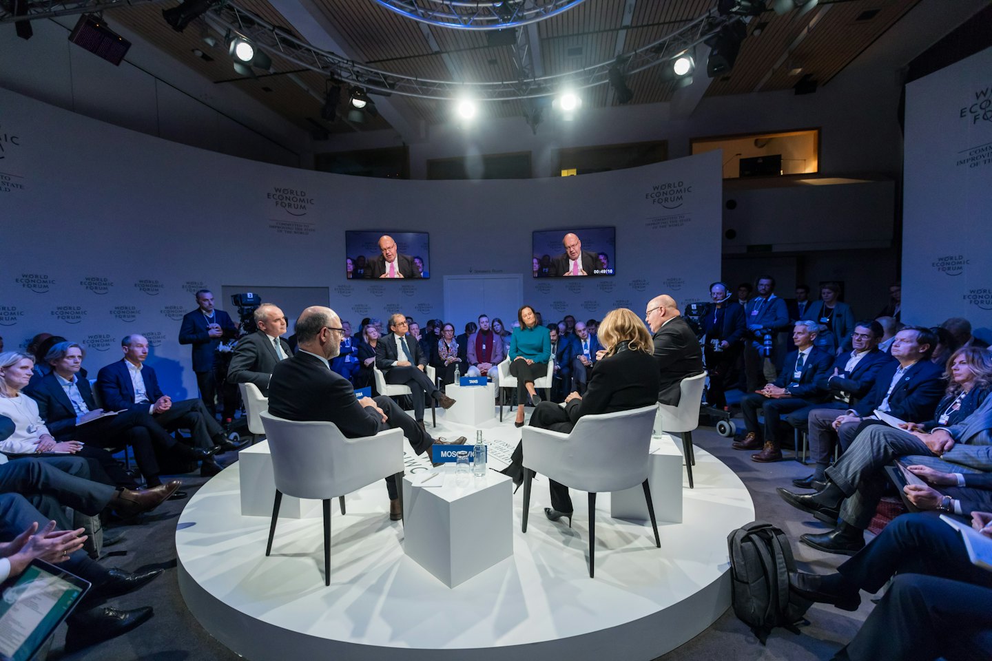 Professionisti d'affari su un palco circolare al World Economic Forum.